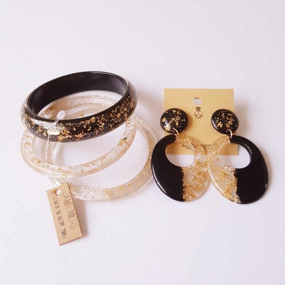 🚨Bundle Deal🚨 Earrings & Bracelet Set - Picture 6 of 8